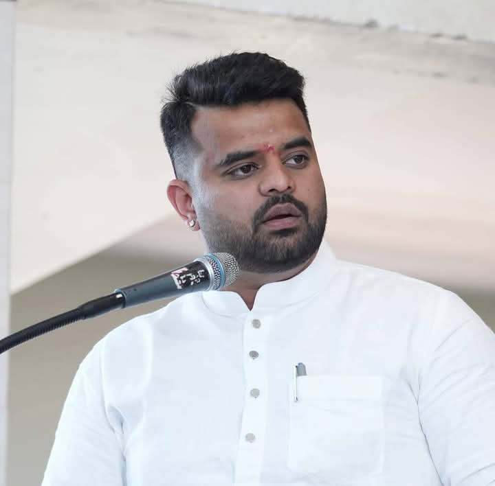 ಪ್ರಜ್ವಲ್ ರೇವಣ್ಣ ಅಶ್ಲೀಲ ವಿಡಿಯೋಗಳ ಬಗ್ಗೆ ಕೋರ್ಟ್ ಮುಂದೆ ಸ್ಫೋಟಕ ಮಾಹಿತಿ ನೀಡಿದ ಕಾರು ಡ್ರೈವರ್ ಕಾರ್ತಿಕ್!