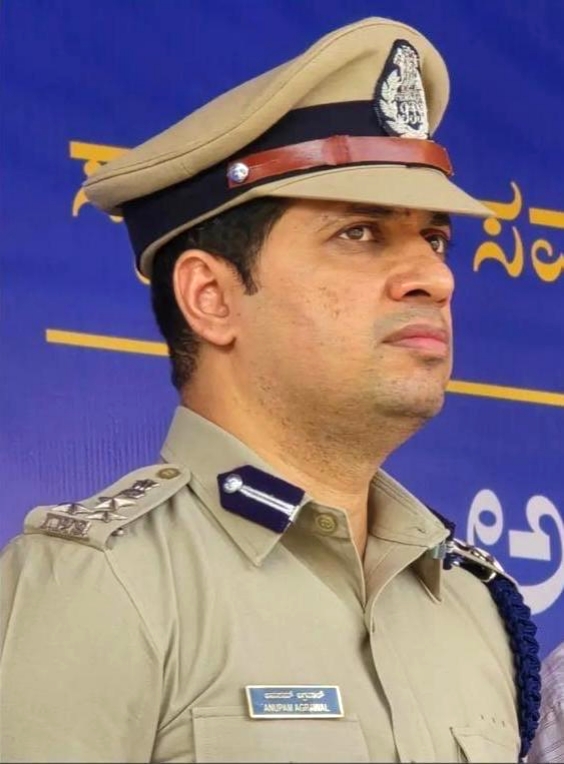 ವಿದೇಶದಲ್ಲಿ ಉದ್ಯೋಗ ಕೊಡಿಸುವುದಾಗಿ ನಂಬಿಸಿ 9 ಕೋಟಿಗೂ ಮಿಕ್ಕಿ ಲೂಟಿ: ತನಿಖೆಯಲ್ಲಿ ನಿರ್ಲಕ್ಷ್ಯ ಇಬ್ಬರು ಪೊಲೀಸ್ ಅಧಿಕಾರಿಗಳ ಅಮಾನತು