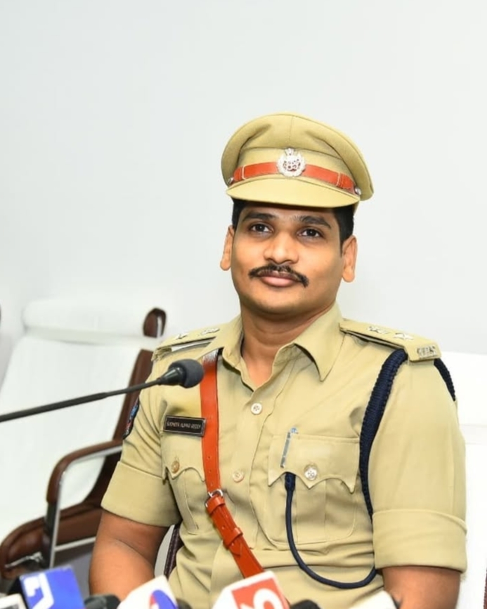 ಮಂಗಳೂರು ಪೊಲೀಸ್ ಕಮೀಷನರ್ ಅನುಪಮ ಅಗ್ರವಾಲ್ ಹಾಗೂ ಜಿಲ್ಲಾ ಎಸ್ಪಿ ಯತೀಶ್.ಎನ್ ಎತ್ತಂಗಡಿ: ನೂತನ ಪೊಲೀಸ್ ಕಮೀಷನರ್ ಆಗಿ ಸುಧೀರ್ ಕುಮಾರ್ ರೆಡ್ಡಿ
