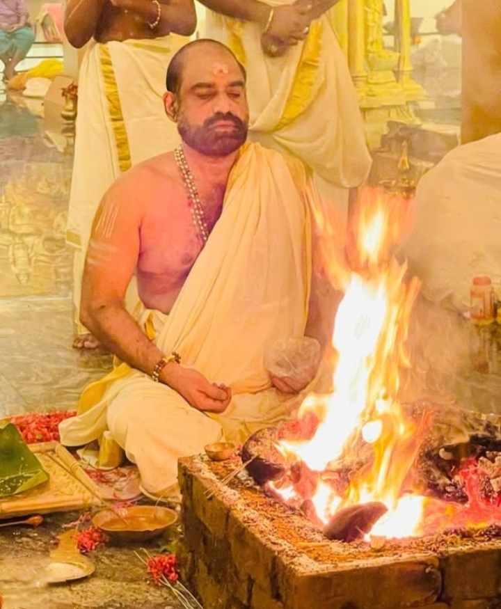 ಮಹಿಳೆಯ ಬೆತ್ತಲೆ ವಿಡಿಯೋ ಮಾಡಿ ಬ್ಲ್ಯಾಕ್ ಮೇಲ್,ಕೇರಳದ ತ್ರಿಶೂರಿನ ಪೆರಿಂಗೋಟ್ಟುಕ್ಕಾರ ದೇವಾಲಯದ ಅರ್ಚಕನ ಬಂಧನ,ಪ್ರಧಾನ ಅರ್ಚಕ ಪರಾರಿ