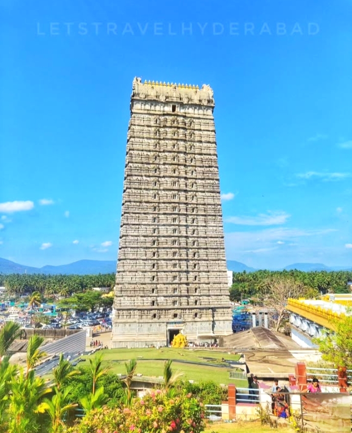 ಮುರುಡೇಶ್ವರ ದೇವಸ್ಥಾನಕ್ಕೆ ಬರುವ ಭಕ್ತಾದಿಗಳು ಇನ್ನು ಮುಂದೆ ಅರೆ ಬರೆ ಡ್ರೆಸ್ ಹಾಕುವಂತಿಲ್ಲ. “ವಸ್ತ್ರ ಸಂಹಿತೆ ಜಾರಿ”