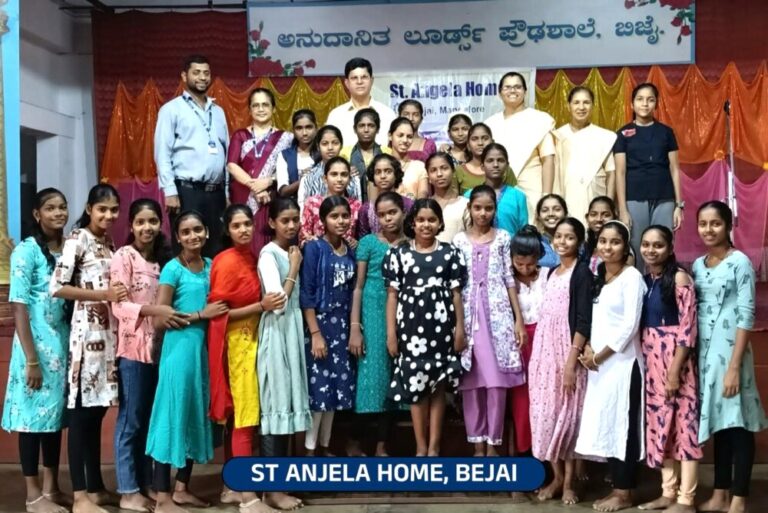 ಎಮ್.ಸಿ.ಸಿ. ಬ್ಯಾಂಕ್ ವತಿಯಿಂದ ದ.ಕ ಮತ್ತು ಉಡುಪಿ ಜಿಲ್ಲಾ ಶಾಲಾ ವಿಧ್ಯಾರ್ಥಿಗಳಿಗೆ ನೋಟ್ ಪುಸ್ತಕ, ಕೊಡೆ ಮತ್ತು ಸ್ಕೂಲ್ ಬ್ಯಾಗ್ ವಿತರಣೆ