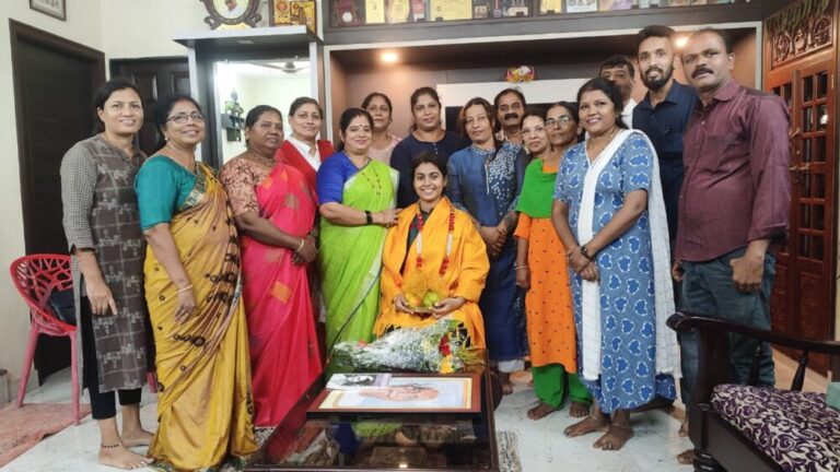 ರೋಲ್ಸ್ ರಾಯ್ಸ್ನಲ್ಲಿ ಉದ್ಯೋಗ ಆಫರ್ ಪಡೆದ ರಿತುಪರ್ಣ ಕೆ.ಎಸ್. ಅವರಿಗೆ ವಿವಿಧ ಮಹಿಳಾ ಸಂಘಟನೆಯ ವತಿಯಿಂದ ಸನ್ಮಾನ