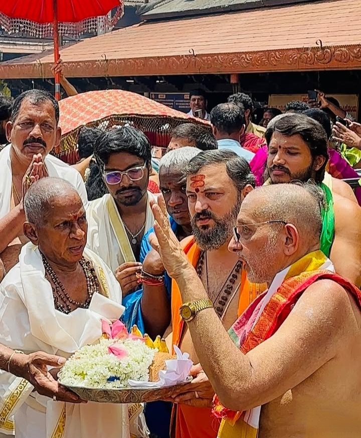 ಖ್ಯಾತ ಸಂಗೀತ ನಿರ್ದೇಶಕ ಇಳಯರಾಜ; ಕೊಲ್ಲೂರಿನ ಮೂಕಾಂಬಿಕಾ ದೇವಿಗೆ “4 ಕೋಟಿ ಮೌಲ್ಯದ ವಜ್ರಖಚಿತ ಕಿರೀಟ ಹಾಗೂ ಕತ್ತಿ “ಸಮರ್ಪಣೆ