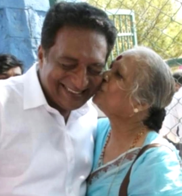 ಖ್ಯಾತ ಬಹುಭಾಷಾ ನಟ ಪ್ರಕಾಶ್ ರಾಜ್ಗೆ ಮಾತೃವಿಯೋಗ