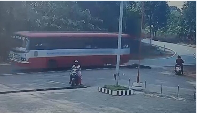 ಬೆಳ್ತಂಗಡಿ : ಬಸ್ನ ಡೋರ್ ಓಪನ್ ಆಗಿ ಫುಟ್ಬೋರ್ಡ್ನಲ್ಲಿ ನಿಂತಿದ್ದ ಇಬ್ಬರು ವಿದ್ಯಾರ್ಥಿನಿಯರು ರಸ್ತೆಗೆ ಎಸೆಯಲ್ಪಟ್ಟು ಗಂಭೀರ ಗಾಯ..!