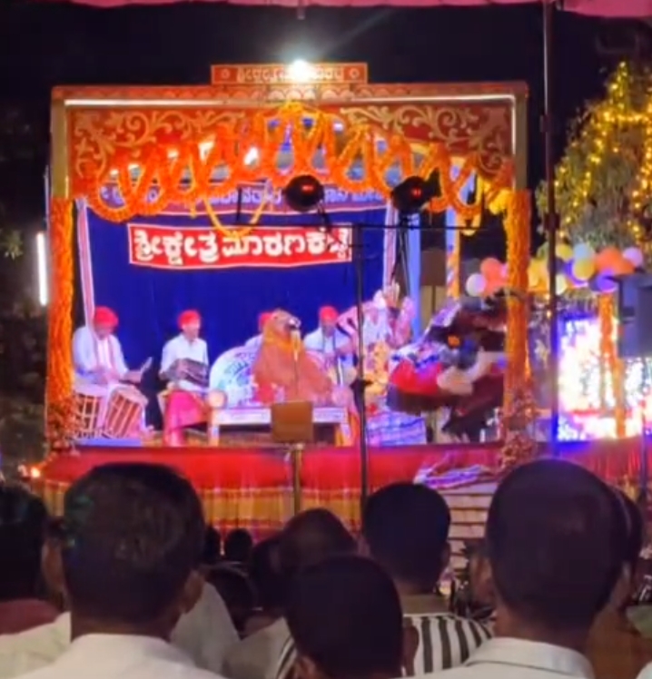 ರಂಗಸ್ಥಳದಲ್ಲಿ ರೌದ್ರಾವತಾರ ತಾಳಿದ ಮಹಿಷಾಸುರ ಪಾತ್ರಧಾರಿ! ಕಲಾವಿದನ ವರ್ತನೆ ಬಗ್ಗೆ ಶುರುವಾಯ್ತು ಪರ ವಿರೋಧ ಚರ್ಚೆ..!