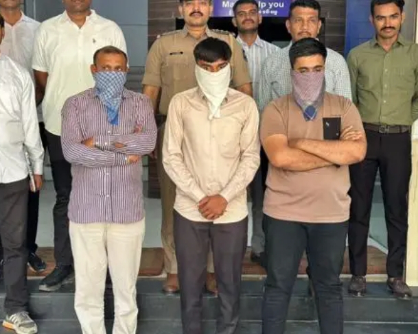 ರಾಜ್ಕೋಟ್ನಲ್ಲಿ ದೇಶಾದ್ಯಂತ ಸೈಬರ್ ವಂಚನೆ ಪತ್ತೆ: 2,500 ಕೋಟಿ ರೂ ಹಗರಣ ಬಯಲು, 3 ಬ್ಯಾಂಕ್ ಅಧಿಕಾರಿಗಳ ಬಂಧನ.!