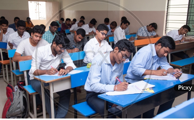ಸಿಇಟಿ ಪರೀಕ್ಷಾ ಕೇಂದ್ರದಲ್ಲಿ ವಿದ್ಯಾರ್ಥಿಗಳ ಜನಿವಾರ ತೆಗೆಸಿದವರ ತಲೆದಂಡ: ಮೂವರು ಪರೀಕ್ಷಾ ಸಿಬ್ಬಂದಿ ಸಸ್ಪೆಂಡ್..!