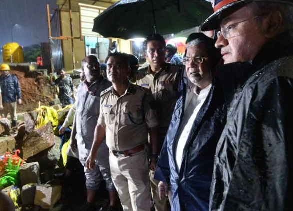 ಬೆಂಗಳೂರಿನಲ್ಲಿ ಮಳೆಗೆ ಕಾಂಪೌಂಡ್ ಗೋಡೆ ಕುಸಿದು ಮೂವರು ಮಕ್ಕಳು ಸೇರಿ 7 ಮಂದಿ ದಾರುಣ ಸಾವು!