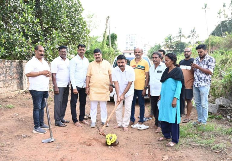 ಮನಪಾ 30ನೇ ವಾರ್ಡಿನ ಕದ್ರಿಗುಡ್ಡೆ ಬಳಿ 30ಲಕ್ಷ ರೂ ವೆಚ್ಚದ ರಸ್ತೆ ಕಾಮಗಾರಿಗೆ ಶಾಸಕ ವೇದವ್ಯಾಸ ಕಾಮತ್ ರಿಂದ ಗುದ್ದಲಿ ಪೂಜೆ