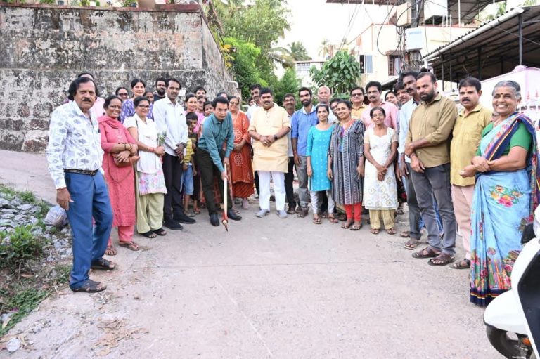 ಮನಪಾ ವ್ಯಾಪ್ತಿಯ 37ನೇ ವಾರ್ಡಿನ ಅಡು ಮರೋಳಿ ಬಳಿ ನಿರ್ಮಾಣವಾಗಲಿರುವ ತಡೆಗೋಡೆಗೆ ಶಾಸಕ ವೇದವ್ಯಾಸ ಕಾಮತ್ ರಿಂದ ಭೂಮಿ ಪೂಜೆ