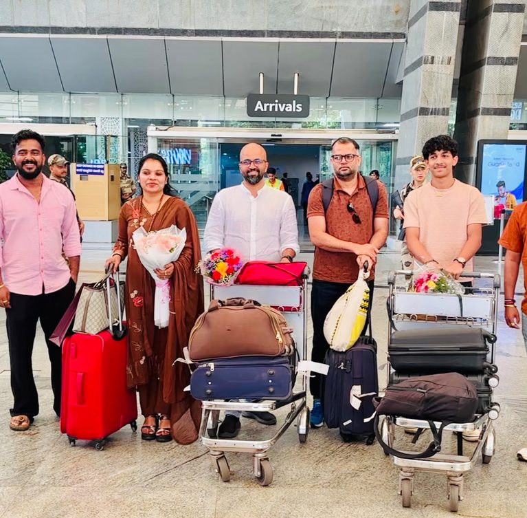 ರಾಷ್ಟ್ರಪ್ರಶಸ್ತಿ ವಿಜೇತ ತುಳುನಾಡಿನ ಕಲಾವಿದರು ತಾಯ್ನಾಡಿಗೆ: ಏರ್ ಪೋರ್ಟ್ ನಲ್ಲಿ ಆತ್ಮೀಯ ಸ್ವಾಗತ