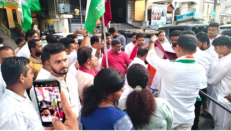 ತುಳು ಭಾಷೆಗೆ ಕರ್ನಾಟಕದ ಎರಡನೇ ಅಧಿಕೃತ ಭಾಷೆಯ ಮಾನ್ಯತೆ : ಮಂಗಳೂರಿನಲ್ಲಿ ಕಾಂಗ್ರೆಸ್ ಕಾರ್ಯಕರ್ತರಿಂದ ಸಂಭ್ರಮಾಚರಣೆ