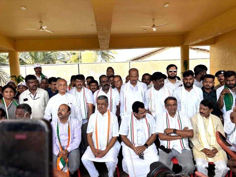 ಈಸೂರು ಗ್ರಾಮಕ್ಕೆ ಭೇಟಿ ನೀಡಿ, ಸ್ವಾತಂತ್ರ್ಯ ಹೋರಾಟದ ಹುತಾತ್ಮರಿಗೆ ನಮನ ಸಲ್ಲಿಸಿದ ಶಾಸಕ ಮಂಜುನಾಥ ಭಂಡಾರಿ