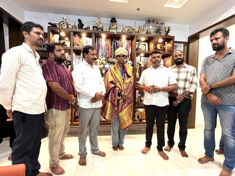 ಏಶ್ಯಾಡ್ ನಲ್ಲಿ ಚಿನ್ನದ ಪದಕ ವಿಜೇತೆ ಪೂವಮ್ಮ ನವರಿಗೆ ದಕ್ಷಿಣ ಕನ್ನಡ ಬಿ.ಜೆ.ಪಿ. ಜಿಲ್ಲಾಧ್ಯಕ್ಷರಾದ ಸತೀಶ್ ಕುಂಪಲ ರಿಂದ ಅಭಿನಂದನೆ