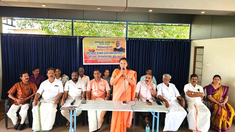 ಬಿಜೆಪಿ ಕುಂಬಳೆ ಮಂಡಲ ಸಮಿತಿಯ ವತಿಯಿಂದ ಅಂಗನವಾಡಿ ನೌಕರರು ಮತ್ತು ಆಶಾ ಕಾರ್ಯಕರ್ತೆಯರಿಗೆ ಸನ್ಮಾನ