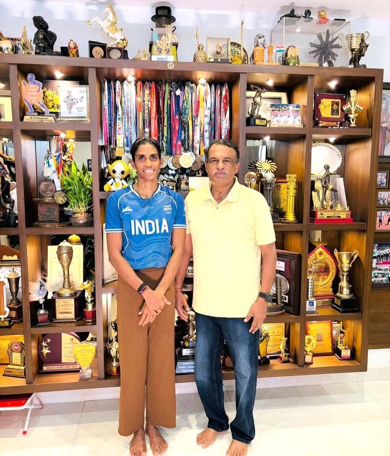 ಪದಕ ವಿಜೇತೆ ಪೂವಮ್ಮರಿಗೆ ಶಾಸಕ ಮಂಜುನಾಥ ಭಂಡಾರಿ ಅಭಿನಂದನೆ