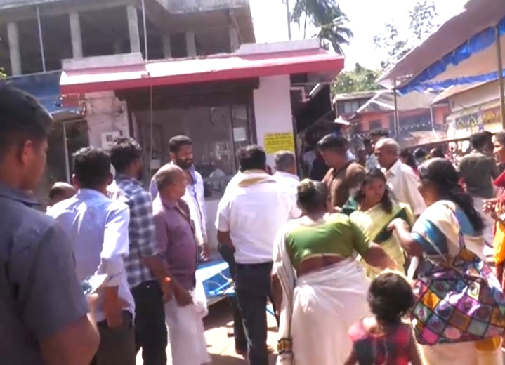 ಕೊಲ್ಲೂರು ಮೂಕಾಂಬಿಕಾ ದೇವಸ್ಥಾನದಲ್ಲಿ ಅವಘಡ: ಭಕ್ತರ ಮೇಲೆ ಬಿದ್ದ ಬೃಹತ್ ಅಲಂಕಾರಿಕ ಲೈಟ್ ಸೆಟ್; ವೃದ್ಧನಿಗೆ ಗಂಭೀರ ಗಾಯ