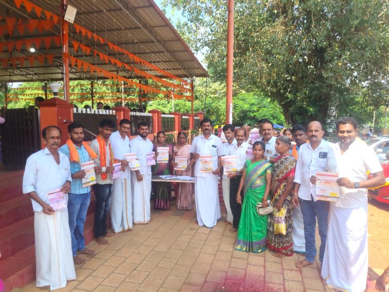 ಕಡಬ: ಶ್ರೀ ದುರ್ಗಾಂಬಿಕಾ ದೇವಸ್ಥಾನದಲ್ಲಿ ‘ಗೋ ಸಮ್ಮಾನ್ ಆಹ್ವಾನ ಅಭಿಯಾನ’ದ ಬೃಹತ್ ಸಹಿ ಸಂಗ್ರಹ